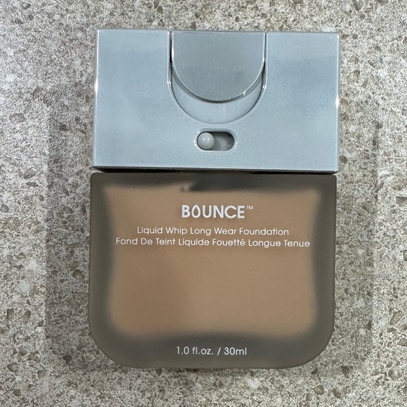 beautyblender Bounce Liquid Whip Long Wear Foundation 1.0 oz 2.50N Medium Nude - Picture 4 of 7